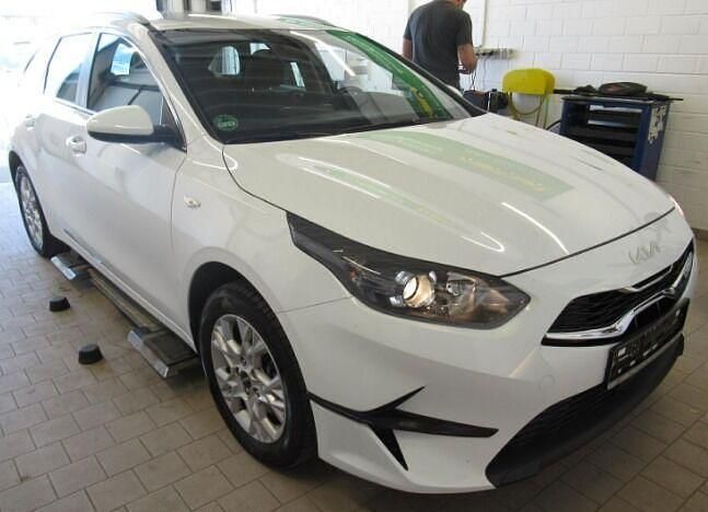 Weiß Gebraucht 2024 Kia Ceed Vision Kleinwagen | 17.898 € (Superpreis) - Bild 1/3