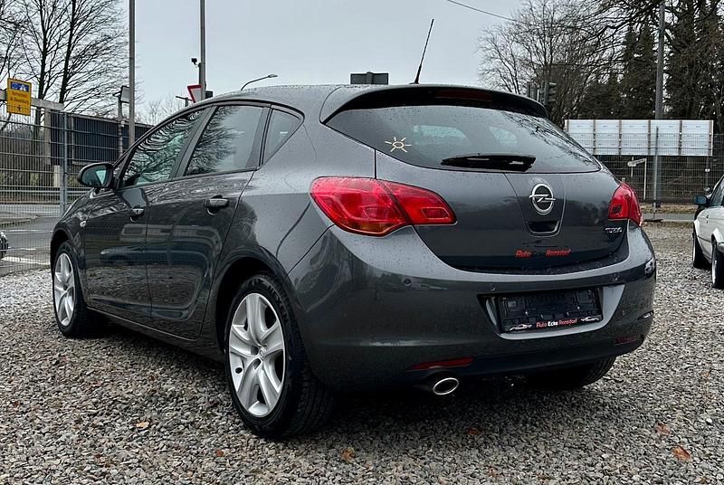 Gebraucht Opel Astra 140 PS (102 kW) 2011 Grau Limousine