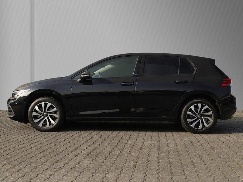 Gebraucht VW Golf VIII Active 131 PS (96 kW) 2022 Deep black perleffekt Limousine