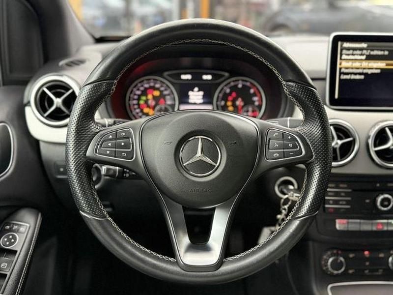 Gebraucht Mercedes 180 109 PS (80 kW) 2016 Calcitweiss  unilack Limousine