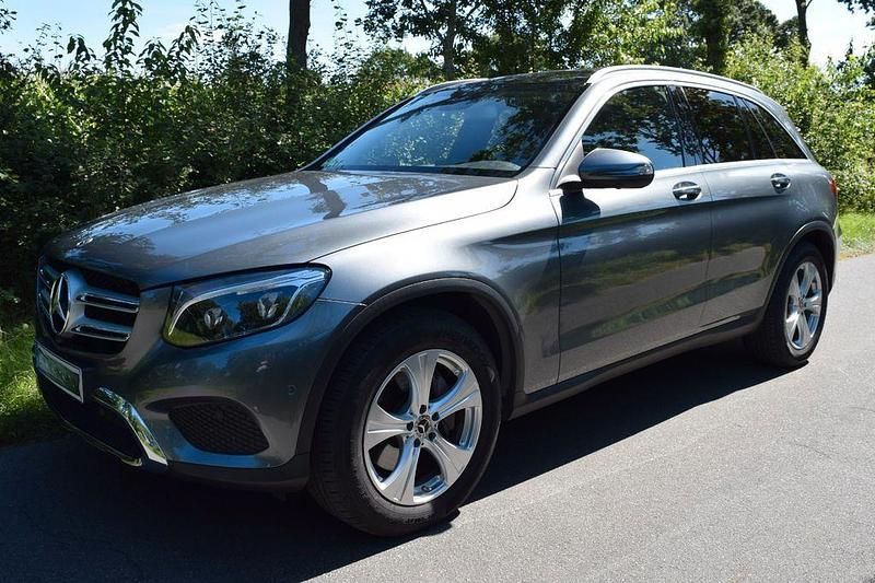 Grau Gebraucht 2017 Mercedes GLC250 AMG line SUV | 26.500 € (Superpreis) - Bild 1/4
