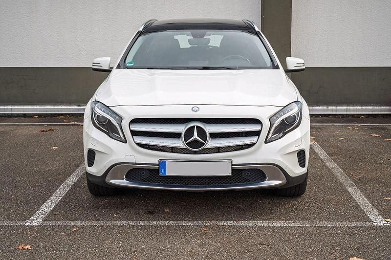 Weiß Gebraucht 2015 Mercedes GLA180 SUV | 14.500 € (Fairer Preis) - Bild 1/4