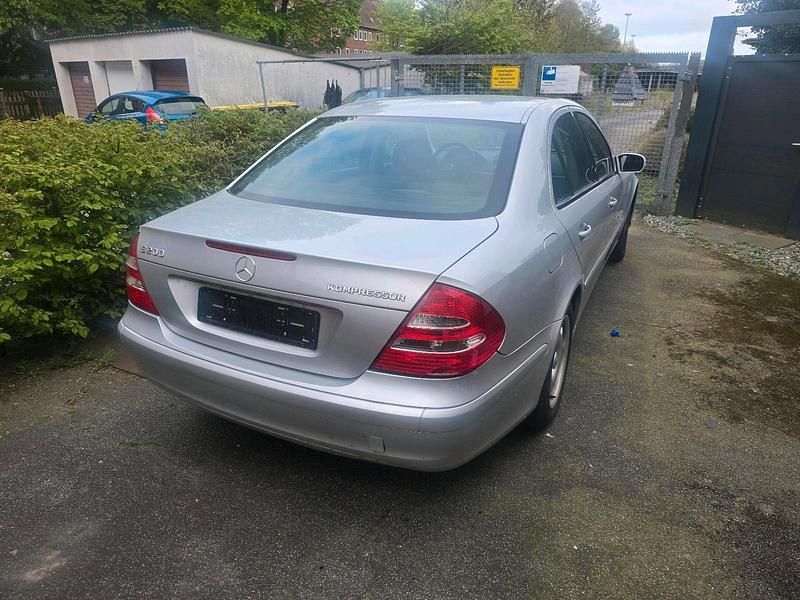 Usata Mercedes E200 163 CV (119 kW) 2006 Argento Berlina