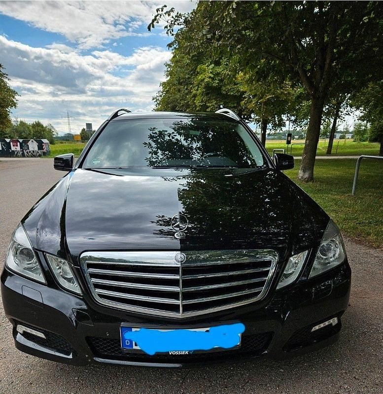 Schwarz Gebraucht 2010 Mercedes E300 Avantgarde Kombi | 6.900 € (Guter Preis) - Bild 1/4