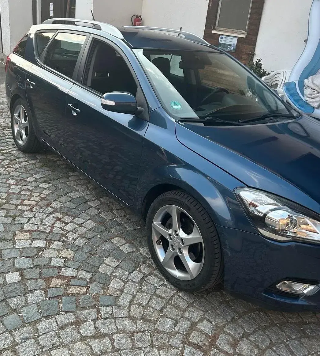 Gebraucht Kia Ceed 125 PS (91 kW) 2011 Blau Kleinwagen
