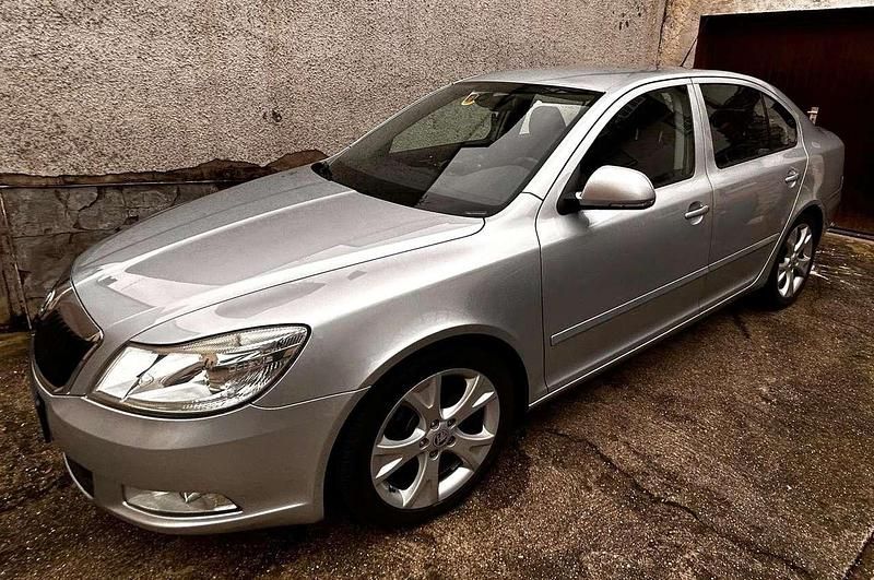 Silber Gebraucht 2009 Skoda Octavia Elegance Limousine | 4.450 € (Fairer Preis) - Bild 1/4