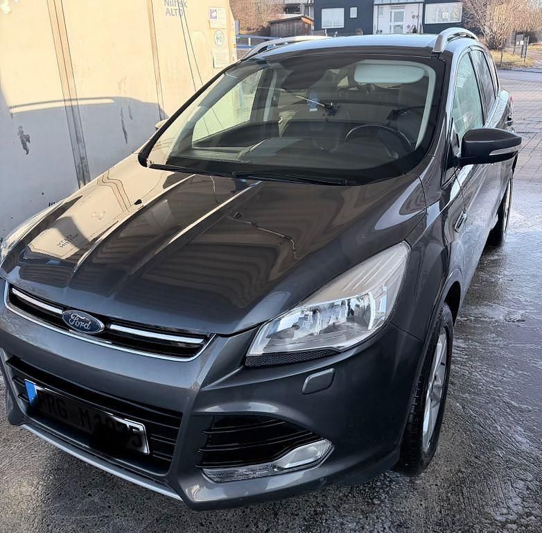 Grau Gebraucht 2016 Ford Kuga Titanium SUV | 12.000 € (Guter Preis) - Bild 1/4