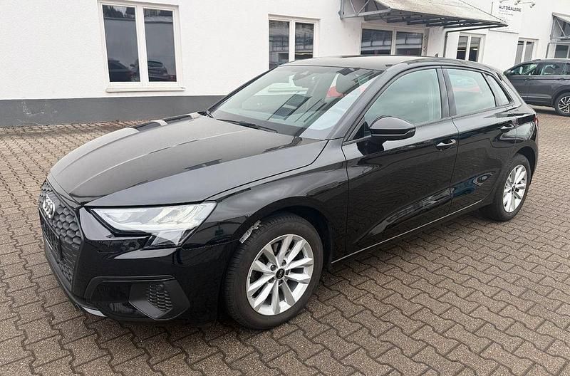 Gebraucht Audi A3 Basis 116 PS (85 kW) 2023 Schwarz Limousine