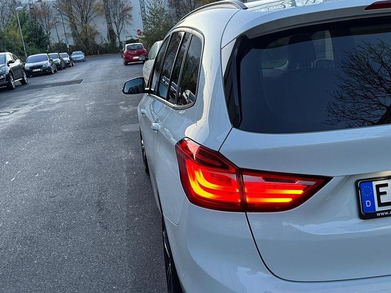 Weiß Gebraucht 2019 BMW 218 Gran Tourer Sport Line Van / Kleinbus | 22.500 € (Teuer) - Bild 1/4