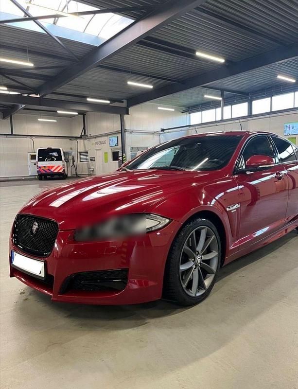 Rot Gebraucht 2015 Jaguar XF R-Sport Limousine | 10.285 € (Fairer Preis) - Bild 1/4