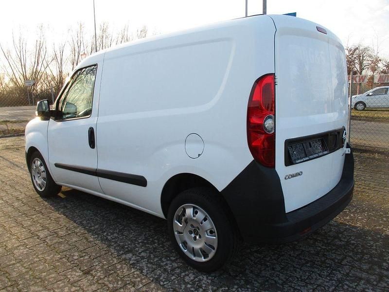 Gebraucht Opel Combo 90 PS (66 kW) 2014 Weiß Van / Kleinbus
