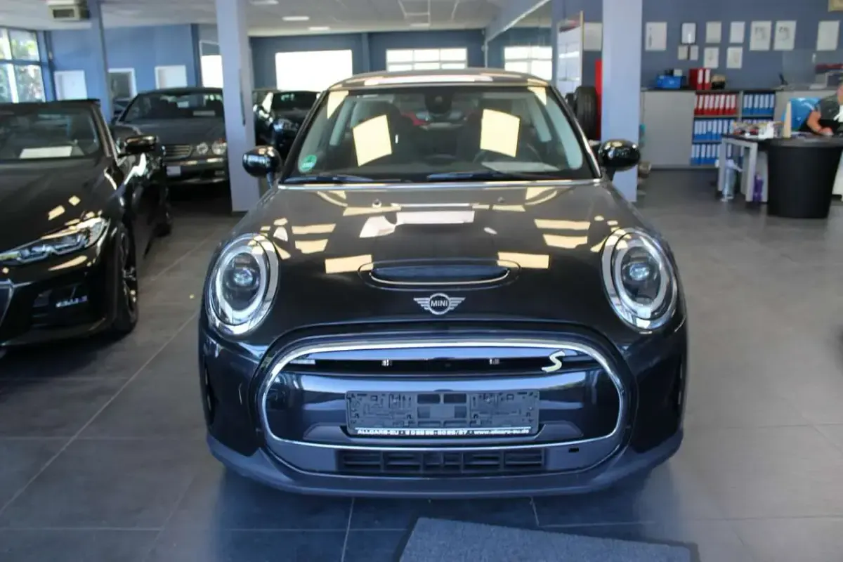 Gebraucht Mini Cooper SE Essential 135 kW (184 PS) 2023 Midnight black metallic Kleinwagen