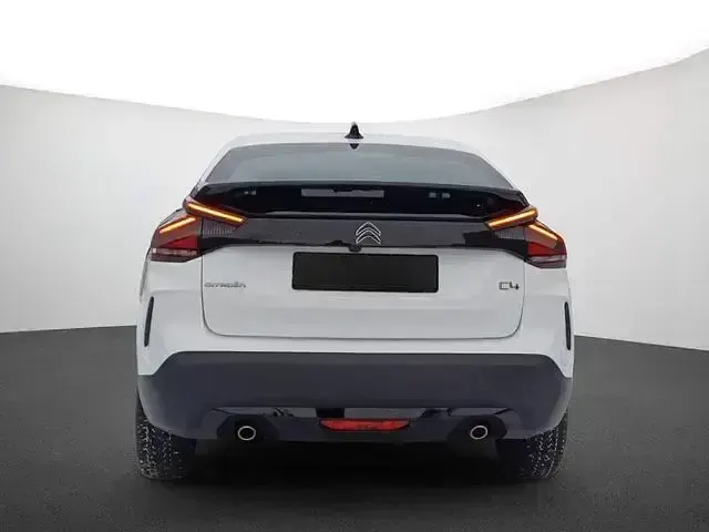 Używany Citroën C4 Feel 131 KM (96 kW) 2023 Biały Sedan/Limuzyna
