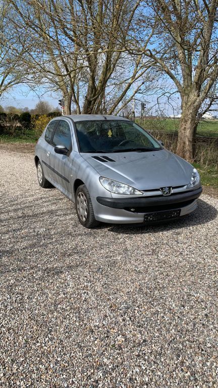 Silber Gebraucht 2004 Peugeot 206 Limousine | 1.000 € (Fairer Preis) - Bild 1/4