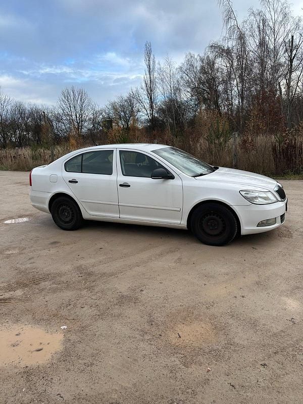 Weiß Gebraucht 2012 Skoda Octavia Limousine | 3.600 € - Bild 1/2