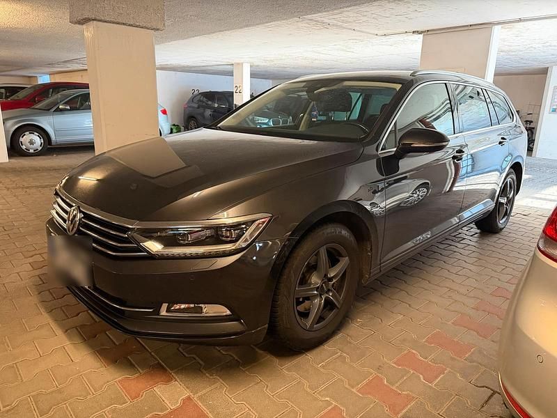 Blau Gebraucht 2017 VW Passat Kombi | 16.300 € (Fairer Preis) - Bild 1/4