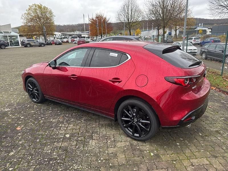 Neu Mazda 3 140 PS (102 kW) 2025 Rot Limousine