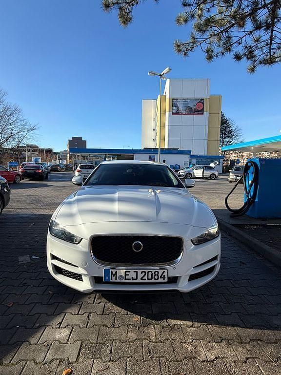 Gebraucht Jaguar XE 179 PS (131 kW) 2016 Weiß Limousine