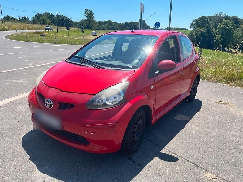 Rot Gebraucht 2007 Toyota Aygo Kleinwagen | 1.700 € (Fairer Preis) - Bild 1/4