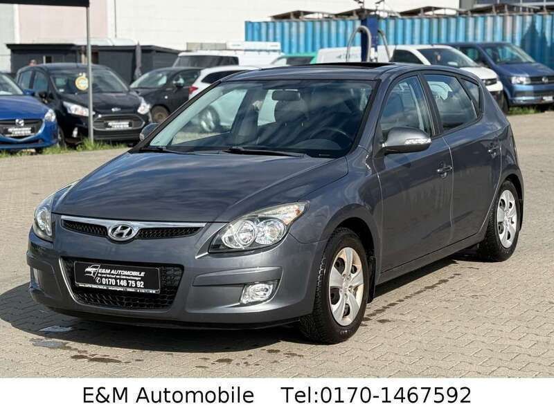 Grau Gebraucht 2009 Hyundai i30 Limousine | 3.999 € (Fairer Preis) - Bild 1/4
