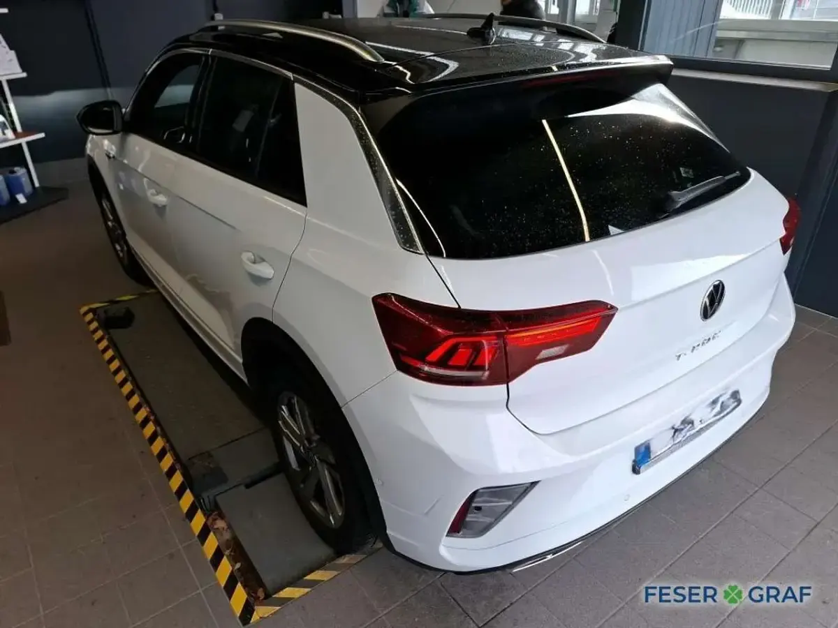 Second-hand VW T-Roc R-line 110 CP (80 kW) 2023 Alb SUV