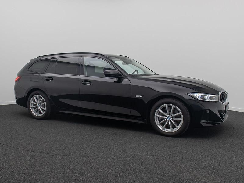 Gebraucht BMW 330e Sport Line 292 PS (214 kW) 2022 Schwarz Kombi