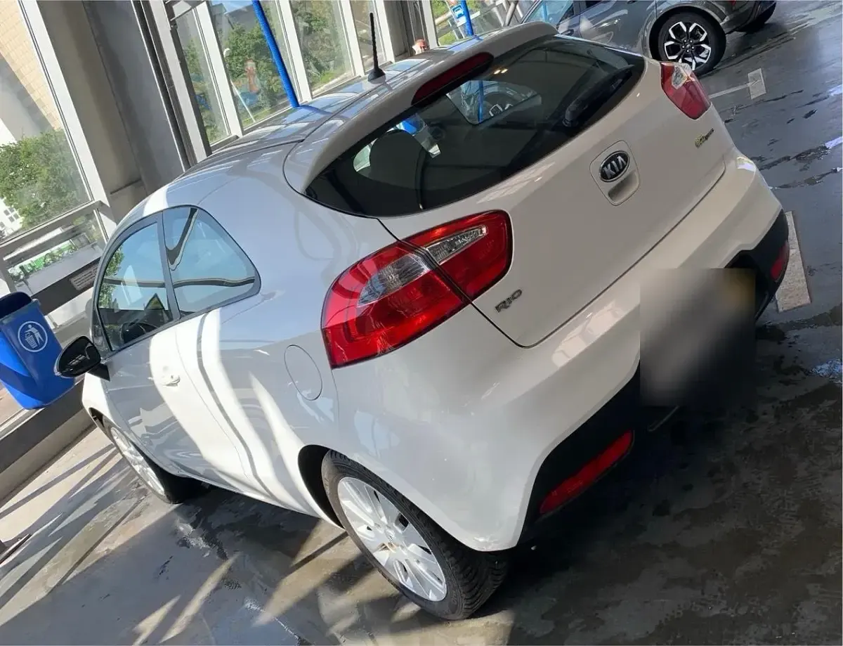 Gebraucht Kia Rio 75 PS (55 kW) 2012 Weiß Limousine