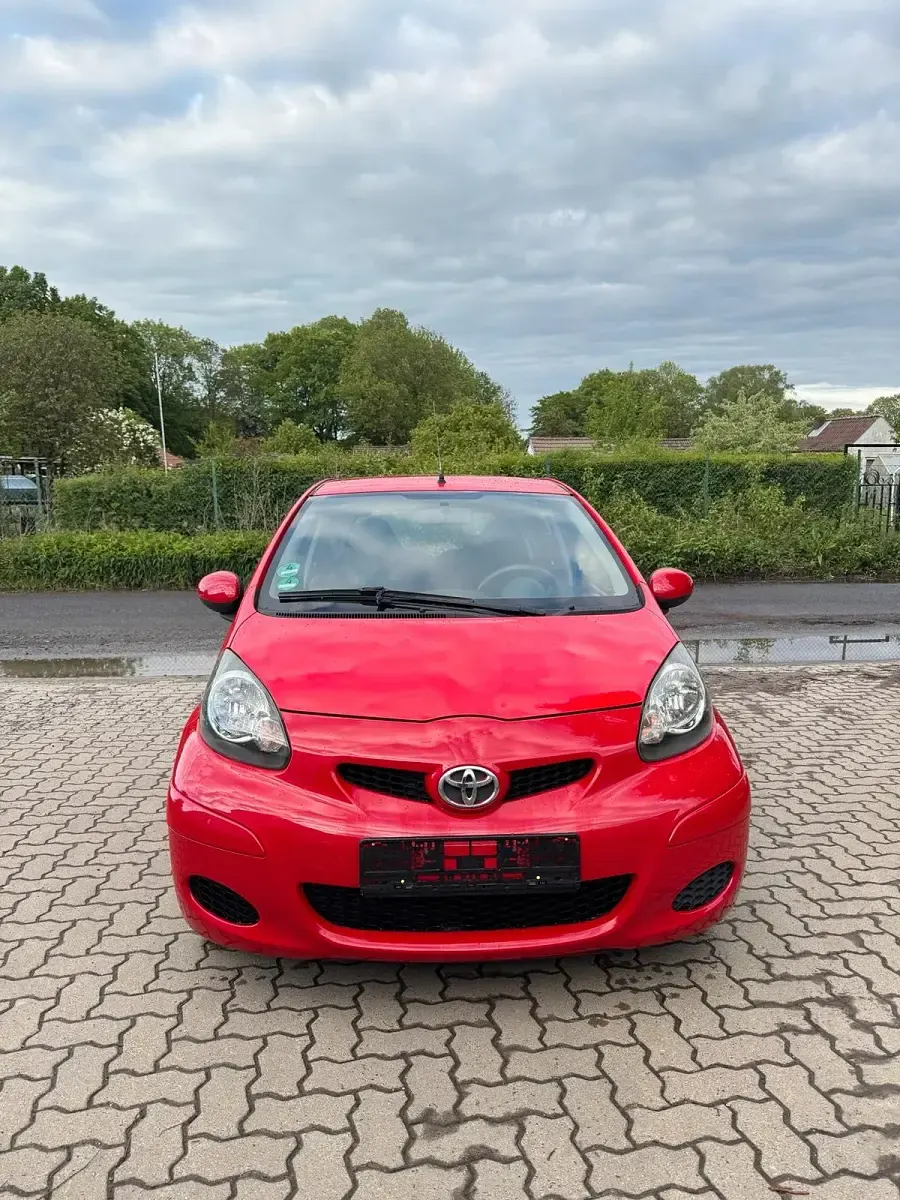 Gebraucht Toyota Aygo 67 PS (49 kW) 2009 Rot Kleinwagen