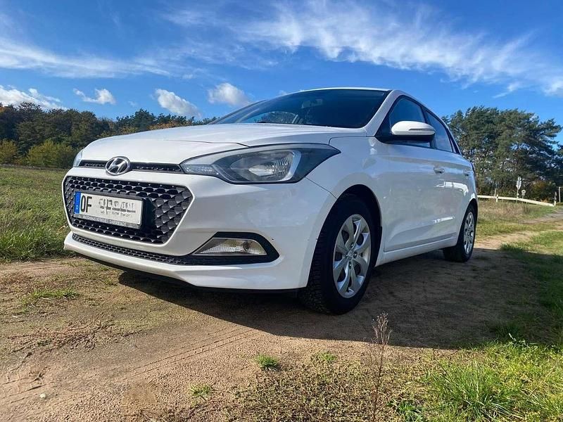 Weiß Gebraucht 2017 Hyundai i20 Active Limousine | 8.500 € (Fairer Preis) - Bild 1/4