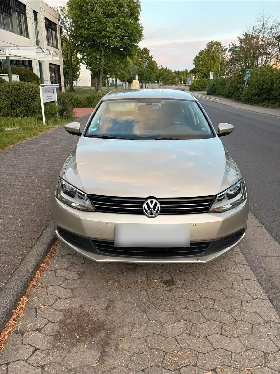 Gebraucht VW Jetta 122 PS (89 kW) 2013 Gold Limousine
