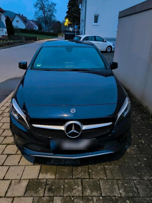 Gebraucht Mercedes A200 136 PS (100 kW) 2018 Blau Limousine