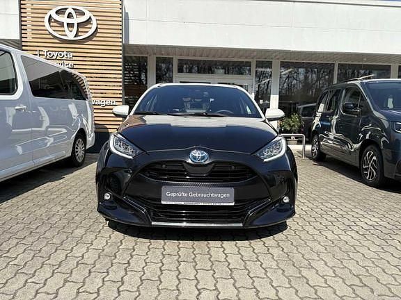 Gebraucht Toyota Yaris Hybrid Basis 116 PS (85 kW) 2022 Mysticschwarz mica / dach weiss Limousine