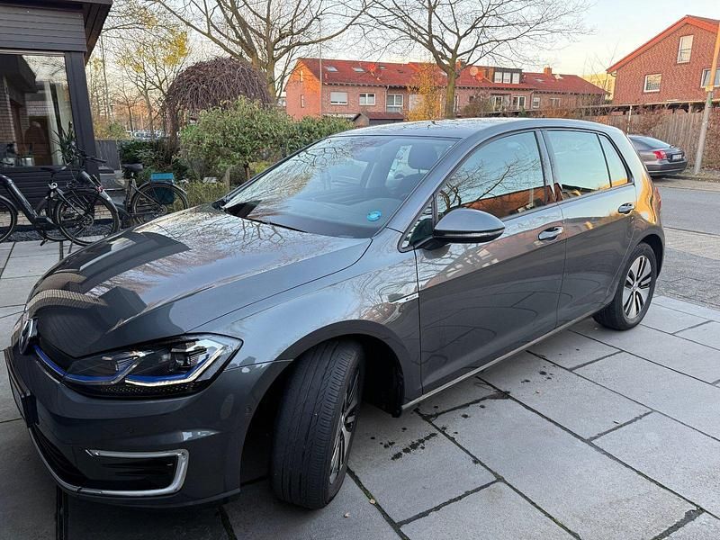Grau Gebraucht 2017 VW e-Golf Kleinwagen | 12.500 € (Guter Preis) - Bild 1/4