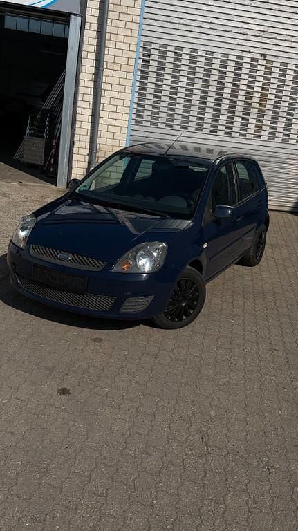 Gebraucht Ford Fiesta Ambiente 70 PS (51 kW) 2008 Blau Kleinwagen