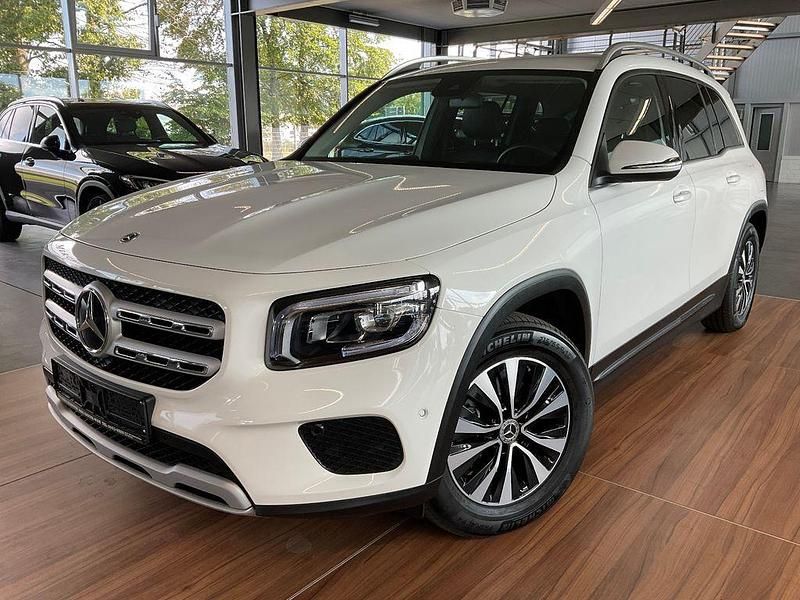 Polarweiss Gebraucht 2023 Mercedes GLB180 Style SUV | 31.799 € (Fairer Preis) - Bild 1/4