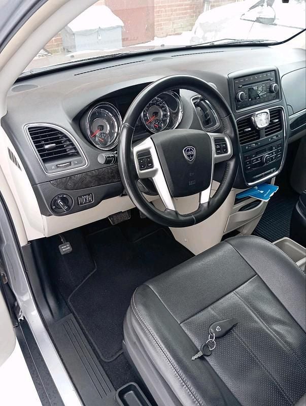 Gebraucht Lancia Voyager 168 PS (123 kW) 2014 Grau Van / Kleinbus