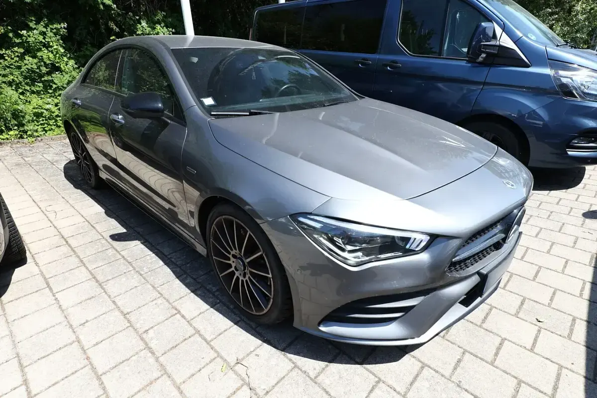 Gebraucht Mercedes CLA200 Edition 163 PS (119 kW) 2022 Grau metallic Coupé