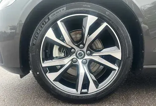 Gebraucht Volvo V60 Plus 197 PS (144 kW) 2025 Platinum grau Kombi