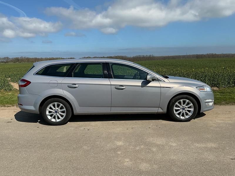 Usado Ford Mondeo 140 CV (102 kW) 2014 Plateado Familiar