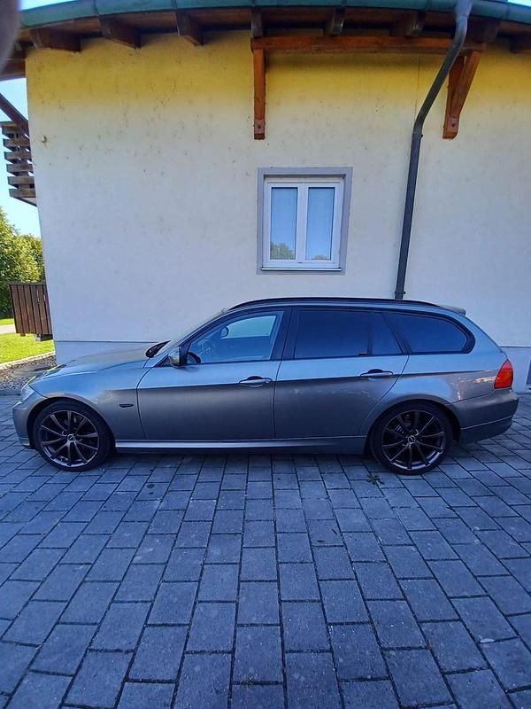 Gebraucht BMW 318 145 PS (106 kW) 2012 Grau Kombi