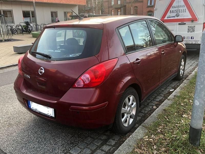 Gebraucht Nissan Tiida Acenta 110 PS (80 kW) 2008 Rot Limousine