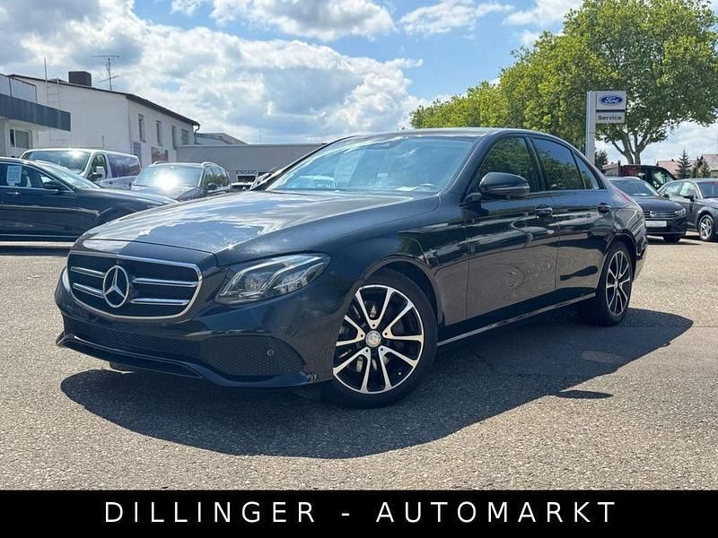 Schwarz Gebraucht 2017 Mercedes E220 Avantgarde Limousine | 22.890 € (Etwas zu teuer) - Bild 1/4