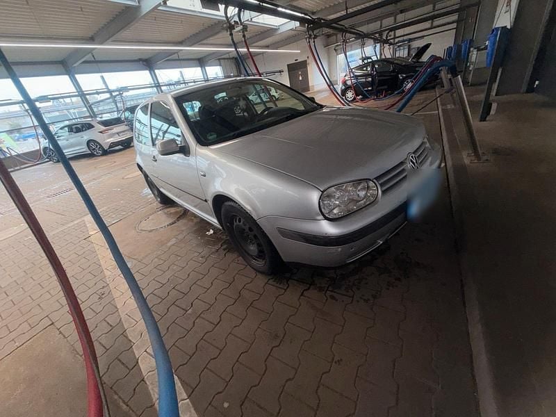 Usado VW Golf IV 110 HP (80 kW) 2002 Prateado Citadino