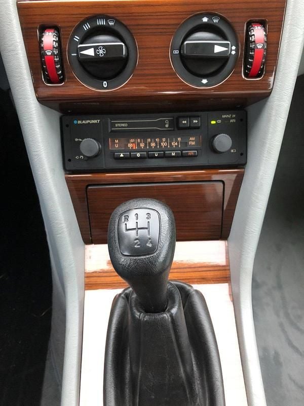 Gebraucht Mercedes E230 132 PS (97 kW) 1989 Rot Limousine