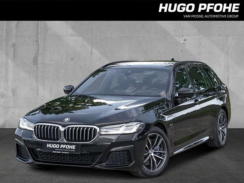 Black sapphire metallic Gebraucht 2021 BMW 530e M Sport Kombi | 32.490 € (Fairer Preis) - Bild 1/4
