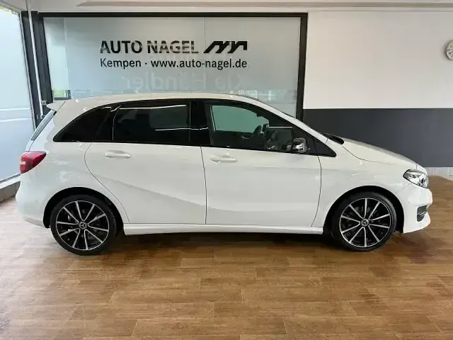 Gebraucht Mercedes B200 Urban 156 PS (114 kW) 2017 Weiß Kleinwagen