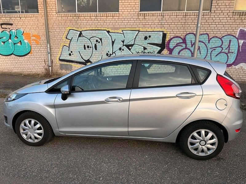 Gebraucht Ford Fiesta 90 PS (66 kW) 2015 Silber Kleinwagen