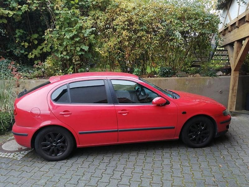 Rot Gebraucht 2005 Seat Leon Limousine | 750 € (Superpreis) - Bild 1/4