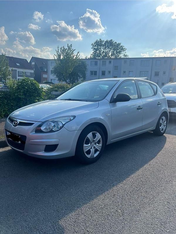 Silber Gebraucht 2009 Hyundai i30 Comfort Limousine | 2.500 € (Guter Preis) - Bild 1/4