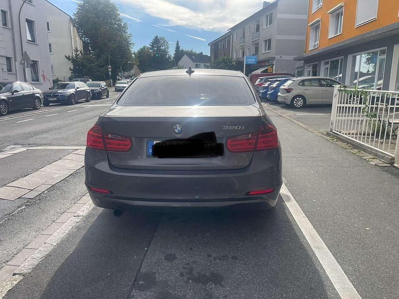 Gebraucht BMW 320 184 PS (135 kW) 2012 Braun Limousine